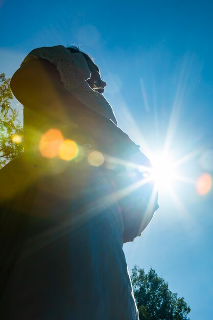 Photo vue à faible angle de la statue contre le soleil brillant