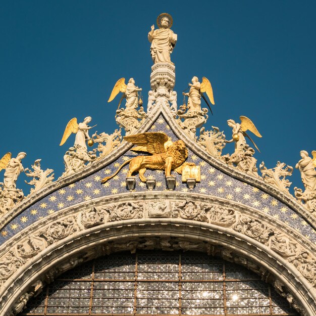 Photo vue à faible angle de la statue du bâtiment contre le ciel bleu