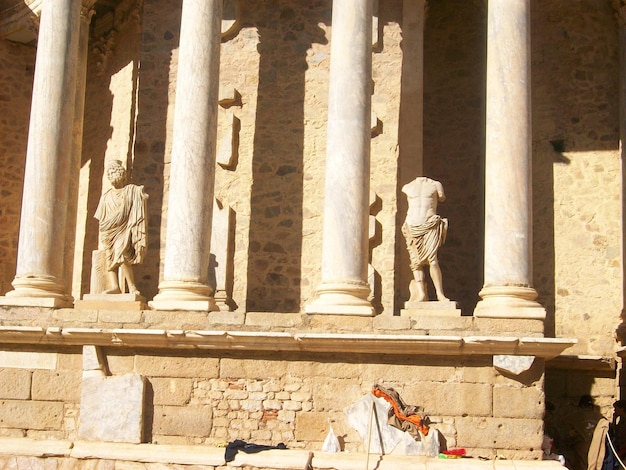 Vue à faible angle des statues et des colonnes du théâtre romain de Mérida