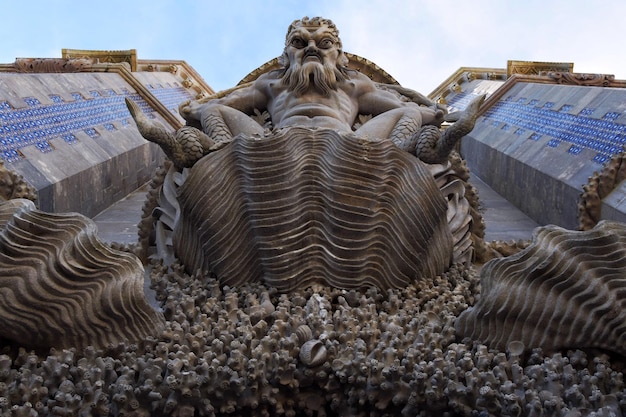 Vue à faible angle des statues contre le ciel