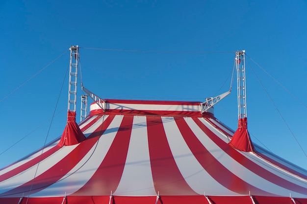 Vue à faible angle de la tente de cirque sur un ciel bleu clair