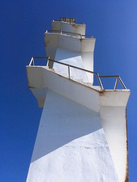 Photo vue à faible angle de la tour contre un ciel bleu clair