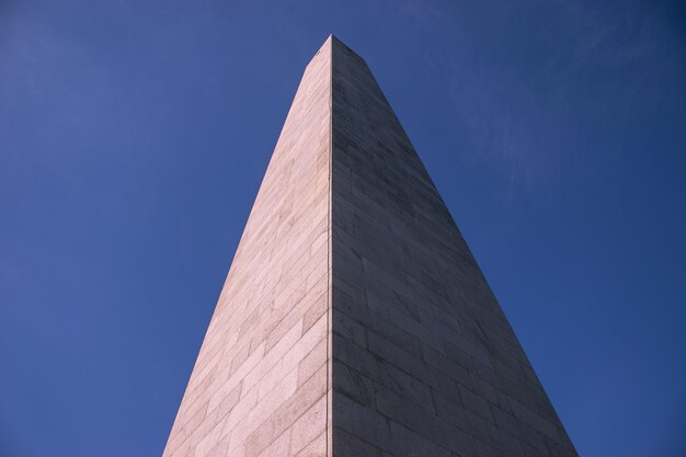 Vue à faible angle de la tour contre un ciel bleu clair