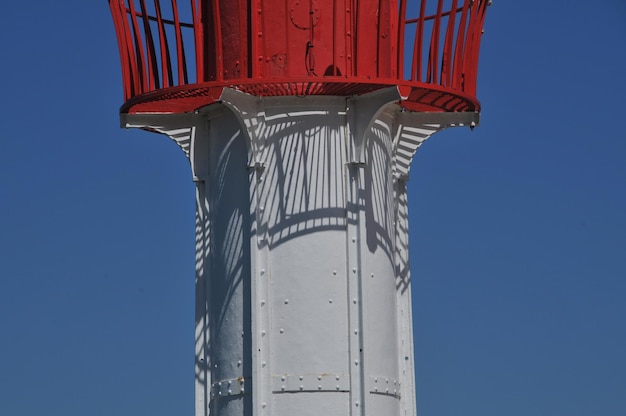 Vue à faible angle de la tour d'eau contre un ciel bleu clair