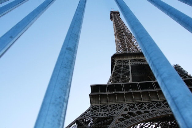 Vue à faible angle de la tour Eiffel vue à travers la balustrade contre le ciel