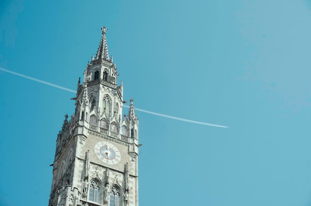 Vue à faible angle de la tour de l'horloge sur un ciel bleu clair