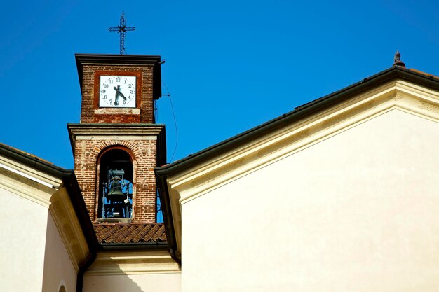 Vue à faible angle de la tour de l'horloge contre un ciel clair