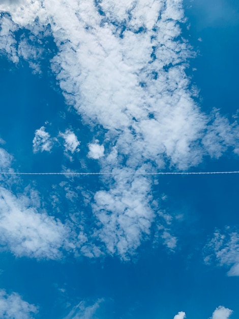 Photo vue à faible angle de la traînée de vapeur dans le ciel