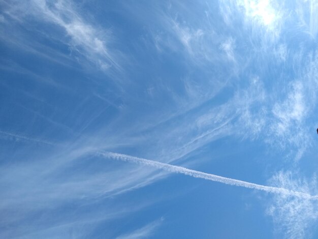 Photo vue à faible angle de la traînée de vapeur dans le ciel