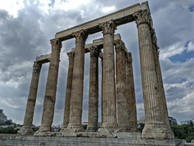 Vue à faible angle des vieilles ruines contre un ciel nuageux