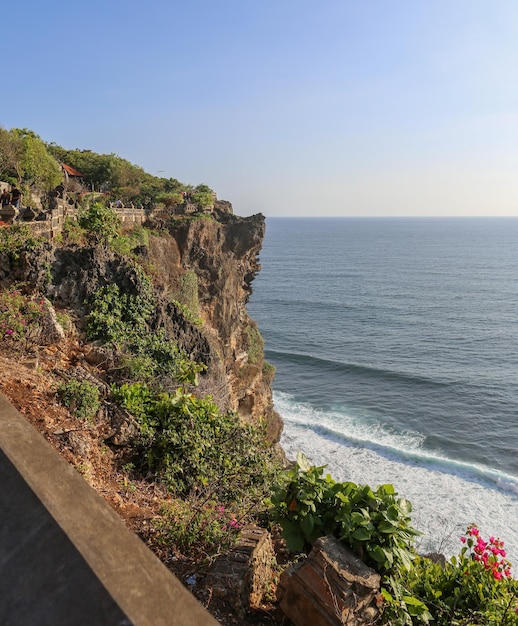 Vue d'une falaise à Bali IndonesiaUlu Watu Temple