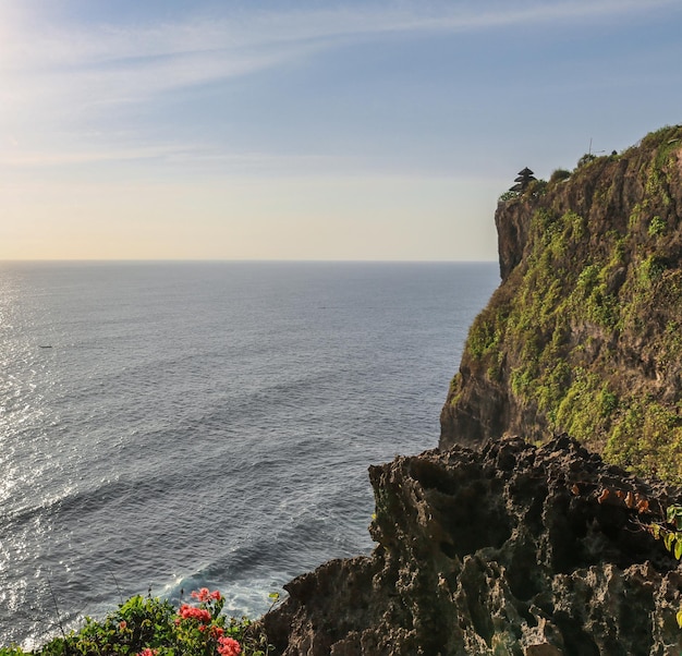 Vue d'une falaise à Bali IndonesiaUlu Watu Temple