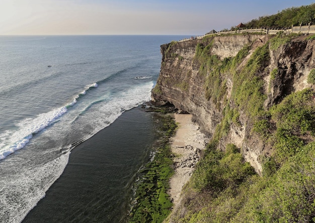 Vue d'une falaise à Bali IndonesiaUlu Watu Temple