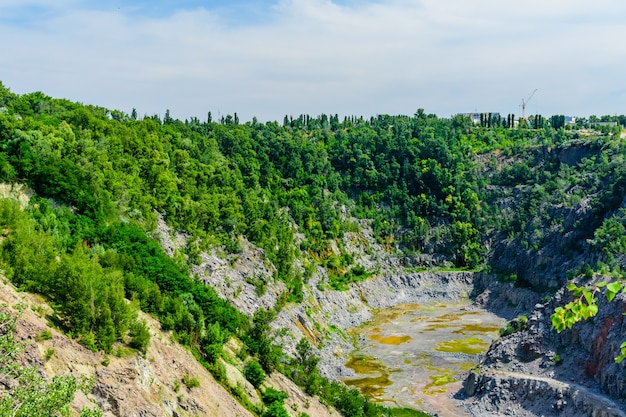 Vue sur une falaise dans une carrière de granit