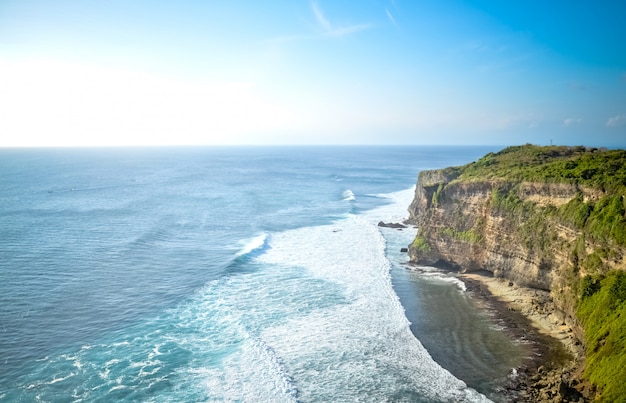 Vue sur la falaise et la mer à Bali