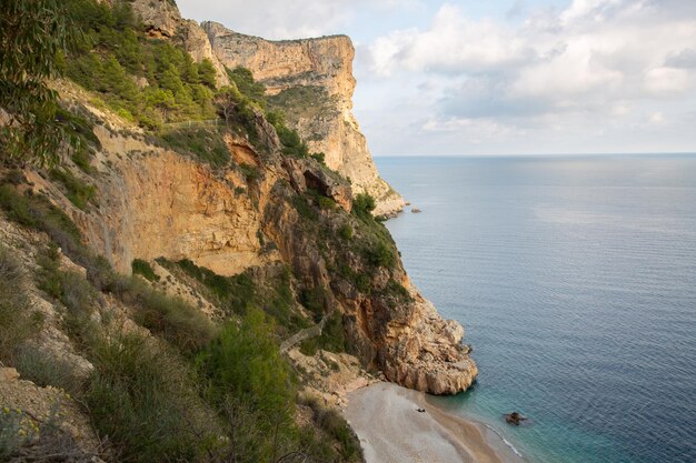 Vue sur falaise à Moraig Cove Beach Alicante Espagne