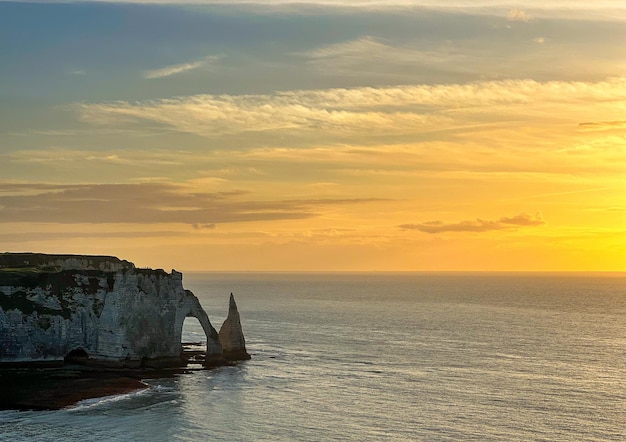 Vue sur les falaises blanches d'Etretat en Normandie France