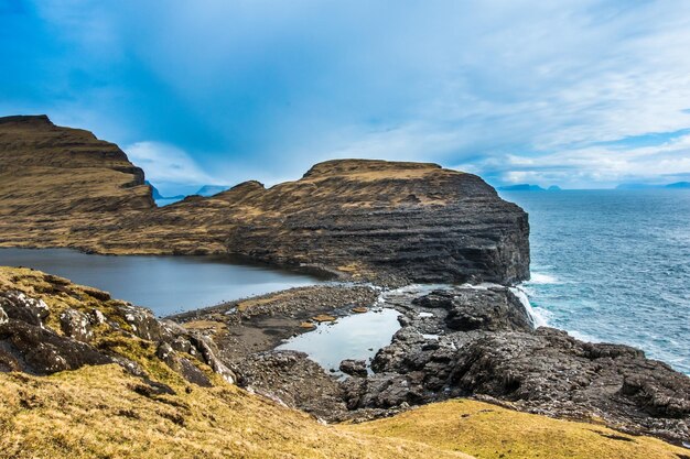 Une vue sur les falaises et les falaises du haut