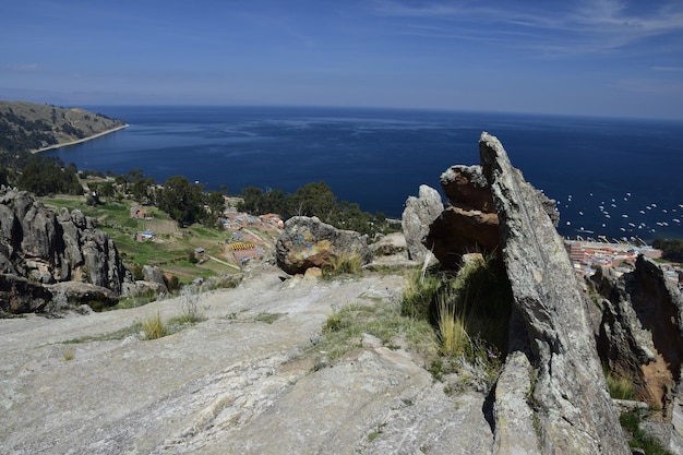 Vue sur les falaises et le lac Titicaca Copacabana Bolivie