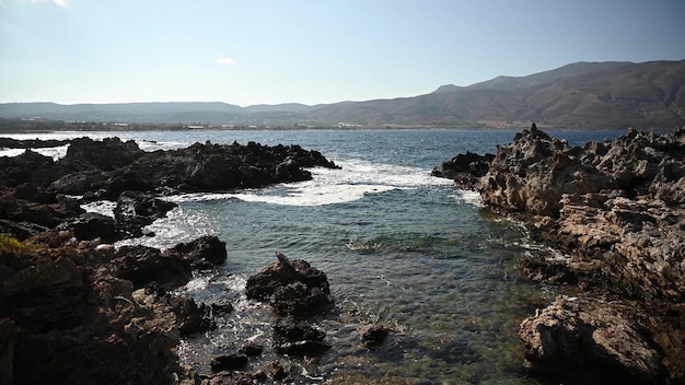 Vue fantastique sur la côte rocheuse avec de belles vagues en Grèce, île de Crète. En arrière-plan, il y a une belle montagne et la baie de Balos.