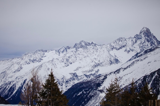 Vue fantastique sur la crête des alpes européennes dans la station de ski d'hiver chamonix montblanc france