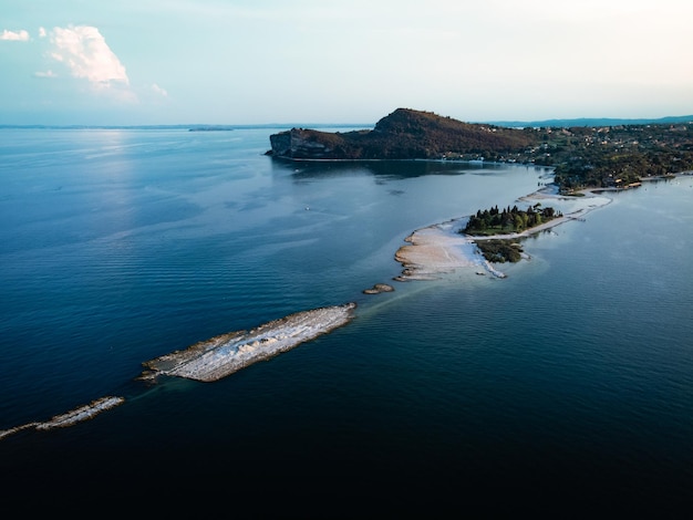 Vue fantastique sur l'île de conigli sur le lac de garde