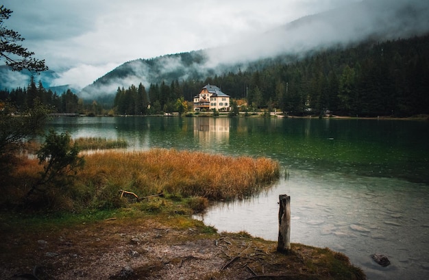 Vue fantastique sur le lac dobbiaco