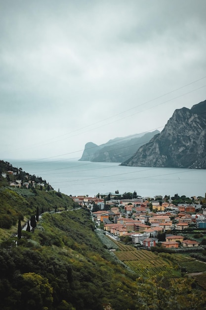 Vue fantastique sur le lac de garde près de brescia