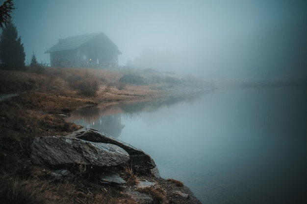 Une vue fantastique sur le lac de mortirolo, près de brescia