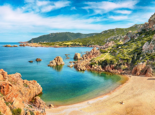 Vue fantastique sur la plage de Li Cossi sur la station balnéaire de Costa Paradiso