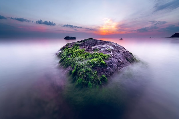 Vue fascinante du coucher de soleil sur la mer Baltique Lituanie