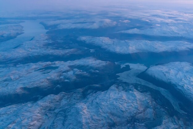 Une vue fascinante sur fond de montagnes enneigées à Island, Groenland