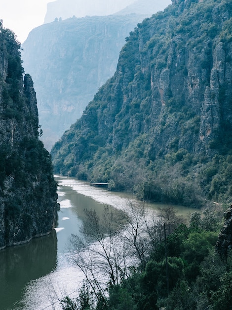 Vue fascinante sur un lac calme entouré de montagnes rocheuses