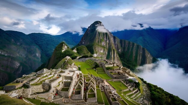 Photo vue fascinante de machu picchu au pérou couverte de nuages