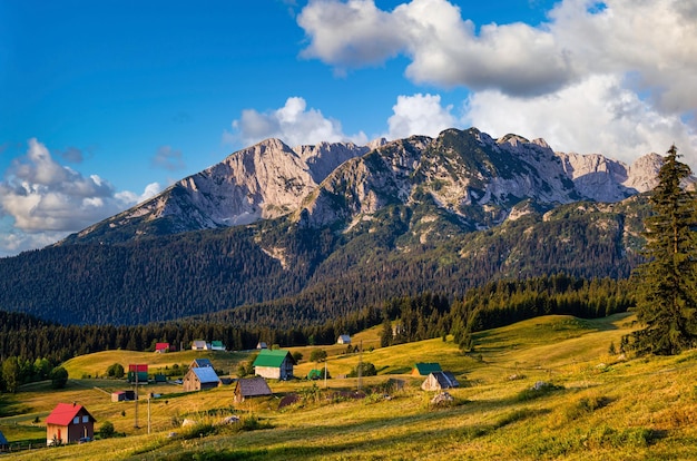 Vue fascinante des maisons dans les montagnes du parc national de Durmitor, au Monténégro