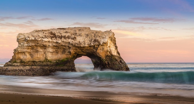 Vue fascinante de la plage de Santa Cruz, à Natural Bridges, aux États-Unis