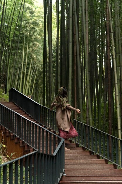 Photo vue d'une femme dans la forêt de bambou
