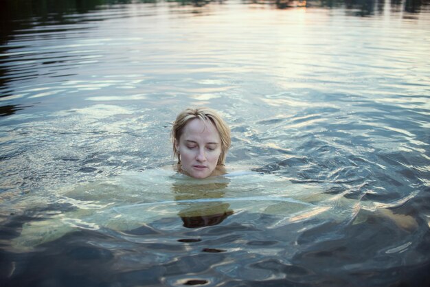 Photo vue d'une femme nageant dans le lac