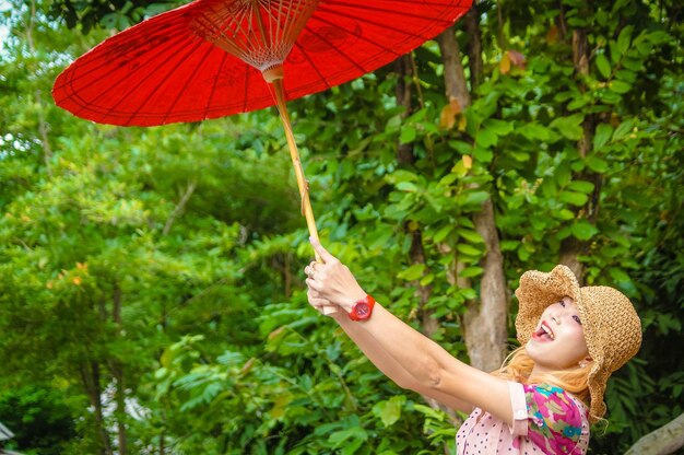 Photo vue d'une femme avec un parapluie