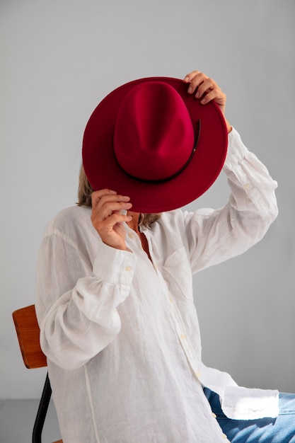 Photo vue d'une femme portant un chapeau fedora élégant