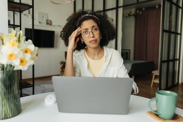 vue, de, femme, travailler, et, regarder appareil-photo