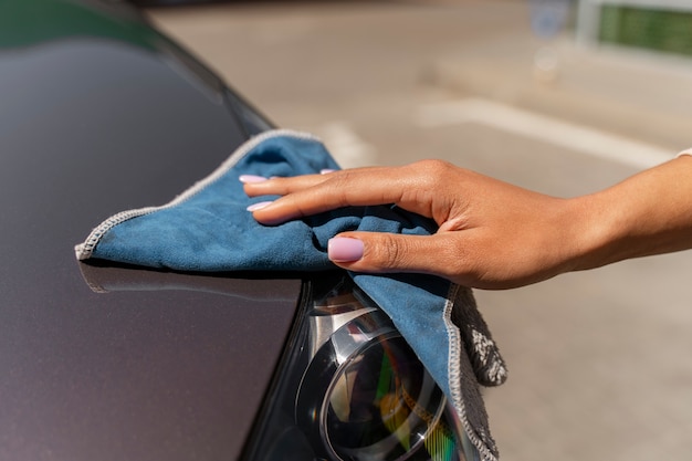 Photo vue de femme avec voiture à la station-service