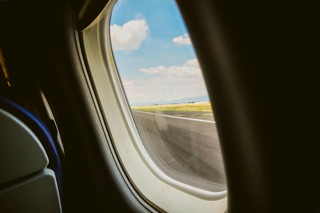 Vue de la fenêtre de l'avion avec paysage à l'extérieur et espace de copie