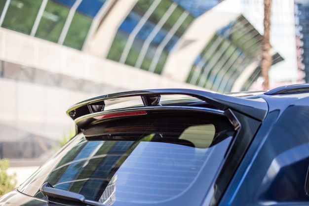 Vue de la fenêtre de bagages arrière de supercar sport bleu