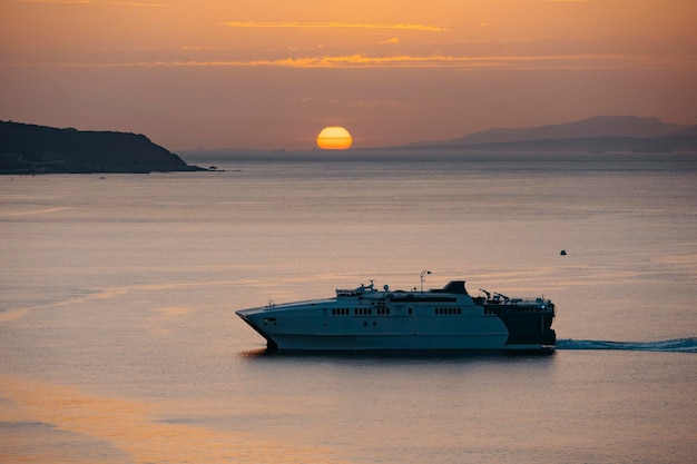 Vue d'un ferry au coucher du soleil entrant dans le port de Ceuta Photo de haute qualité