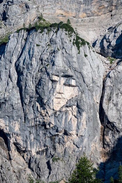 Photo vue d'une fille païenne une image d'un visage de femme créée par des fractures de roche dans la montagne prisank des alpes juliennes en slovénie