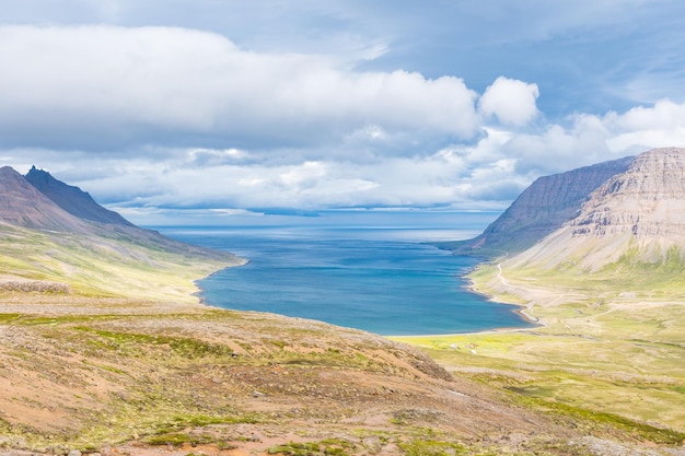 Vue sur le fjord de Veidileysufjordur à strandir en Islande