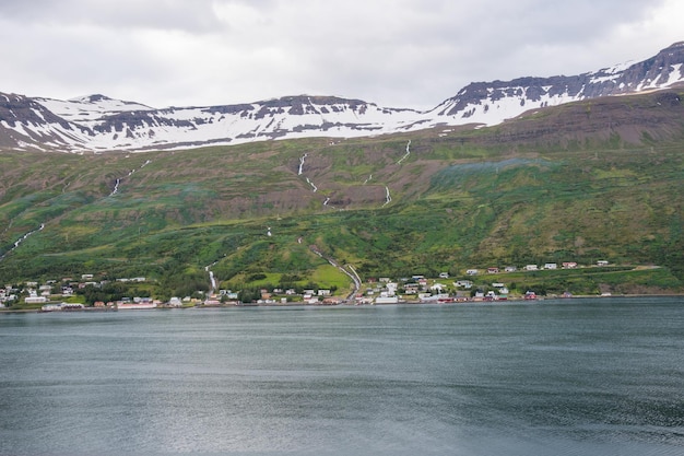 Photo la vue sur le fjord de la ville d'eskifjordur en islande