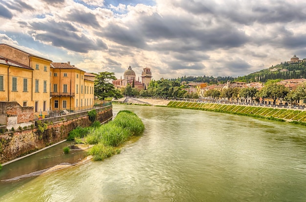 Vue sur le fleuve Adige dans le centre de Vérone Italie