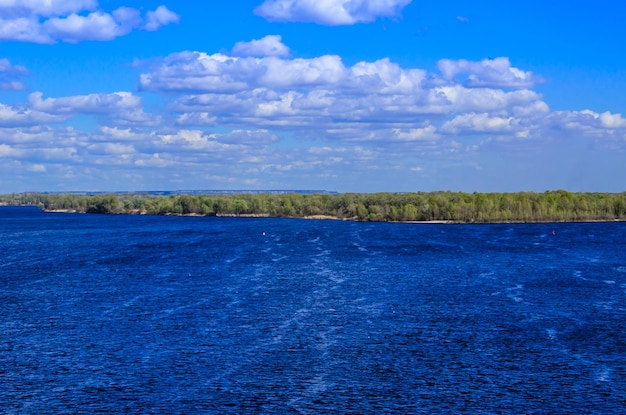 Vue sur un fleuve Dniepr au printemps